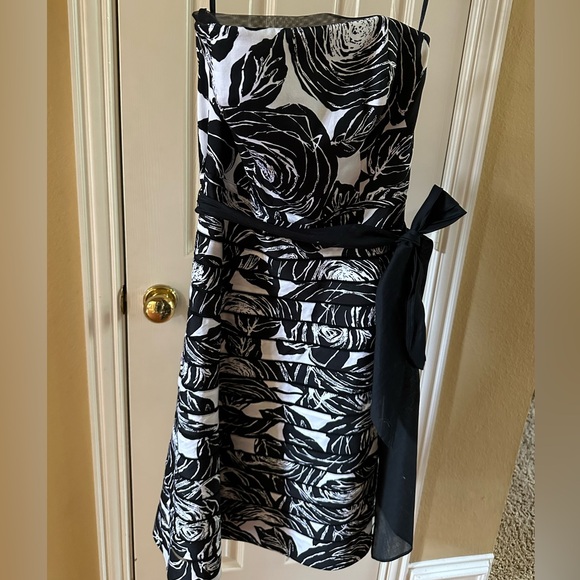 White House Black Market Dresses & Skirts - White House Black Market Party Cocktail Strapless dress